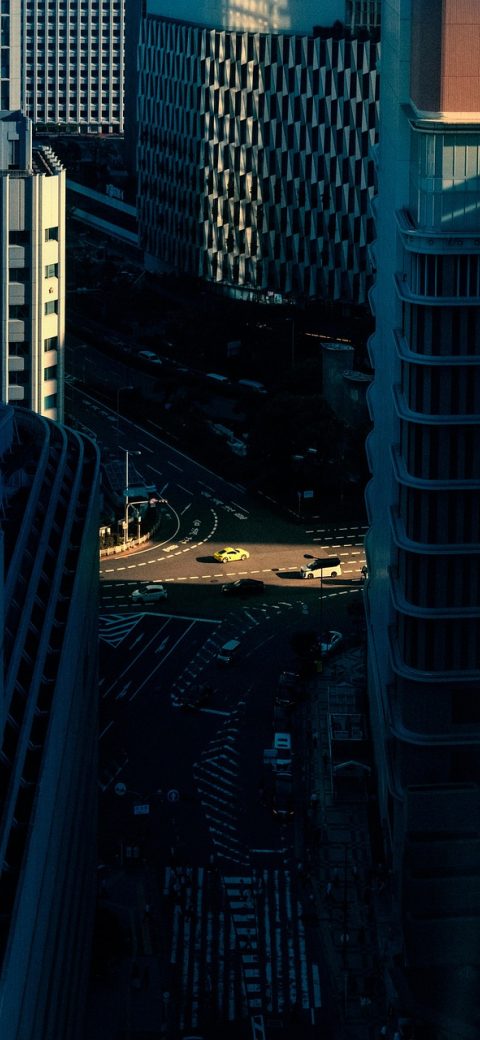 《我的女友景甜》App 播放页截图，画面中央是视频播放区域，下方是进度条与选集按钮，两侧为深色留白，顶部有返回箭头