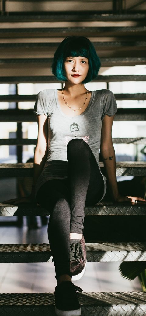 《我的女友景甜》App 收藏夹截图，网格状排列着多个已收藏片段的缩略图，每格右下角带橙色心形标记，右上角有筛选按钮
